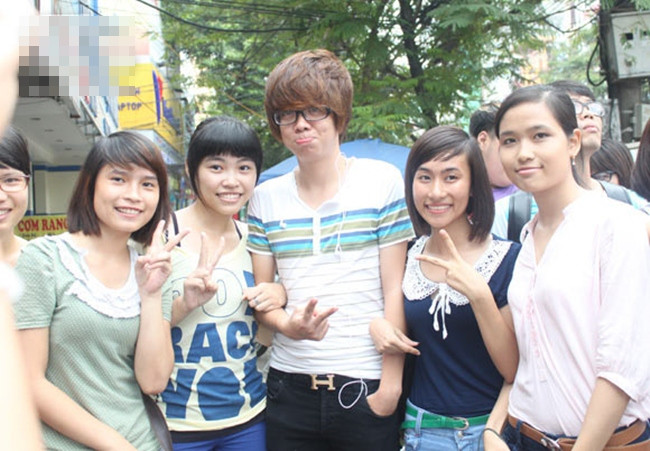 Hình ảnh tạo dáng cực hài hước và ngộ nghĩnh thường thấy của Bùi Anh Tuấn. Hình ảnh tạo dáng cực hài hước và ngộ nghĩnh thường thấy của Bùi Anh Tuấn.