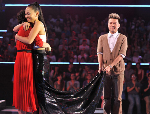 Nhắc đến những khoảnh khắc khôi hài, không thể bỏ qua hình ảnh Mr. Đàm "xách" váy cho Thu Minh. Nhắc đến những khoảnh khắc khôi hài, không thể bỏ qua hình ảnh Mr. Đàm "xách" váy cho Thu Minh.