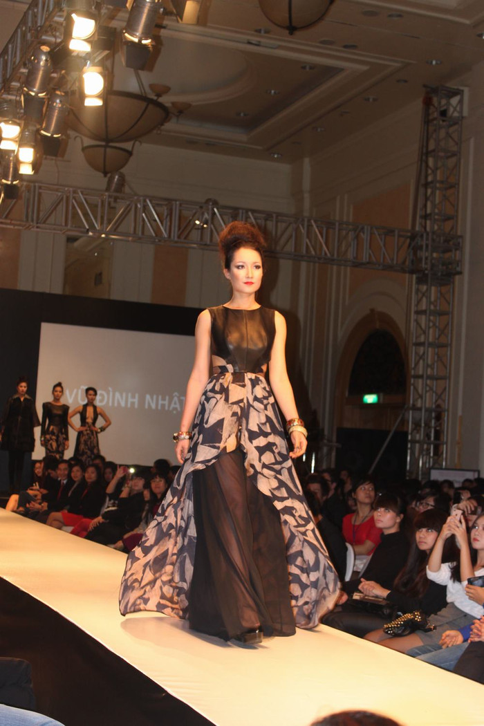 Tối 18/12, tại khách sạn Deawoo, Anna Trương khiến mọi người ngạc nhiên khi xuất hiện với vai trò là một người mẫu. Đặc biệt, cô được tin tưởng "giao" cho vị trí vedette của chương trình.