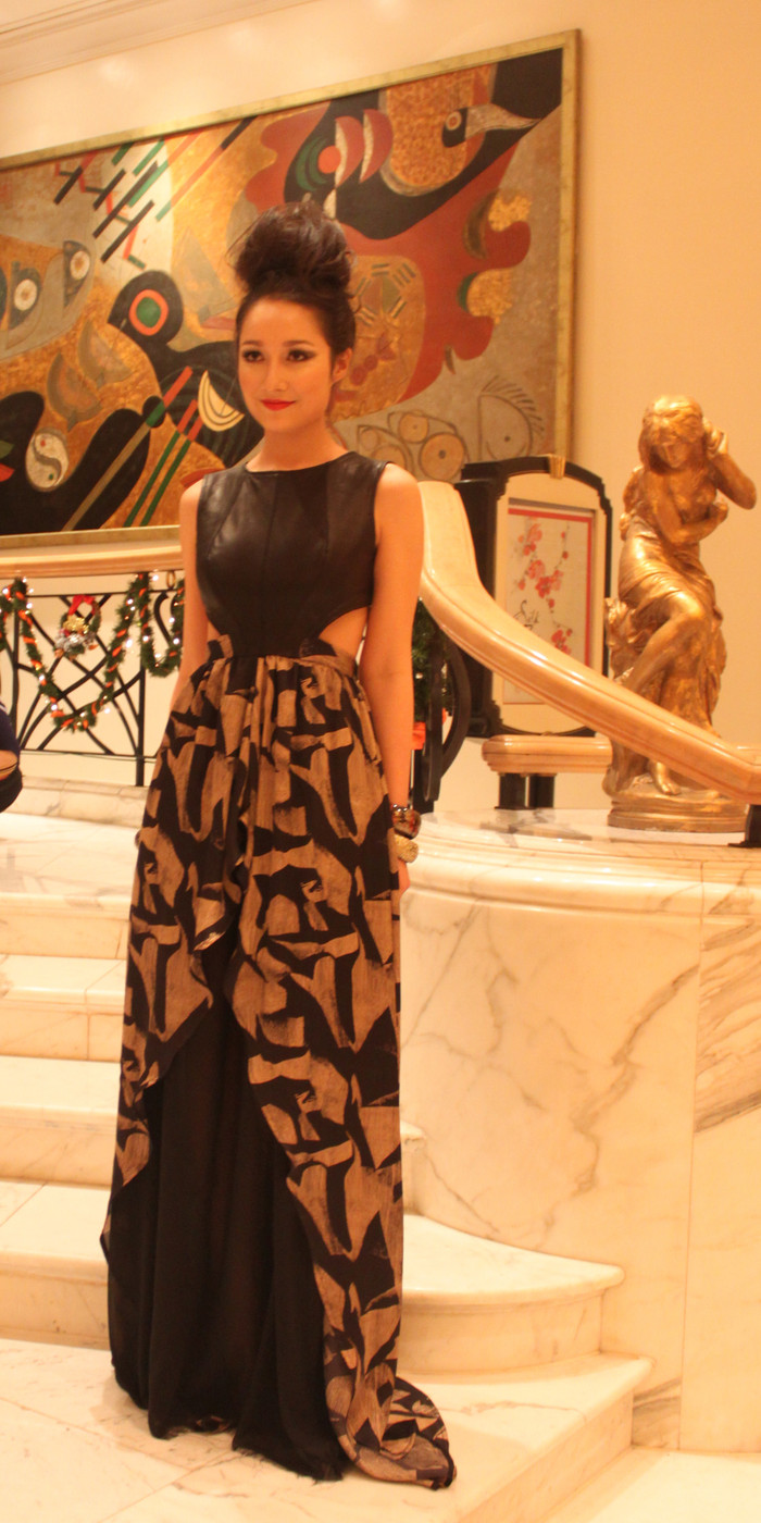 Sau khi buổi trình diễn kết thúc, Anna Trương "tranh thủ" ghi lại hình ảnh đẹp của mình bên trang phục đã được đấu giá.