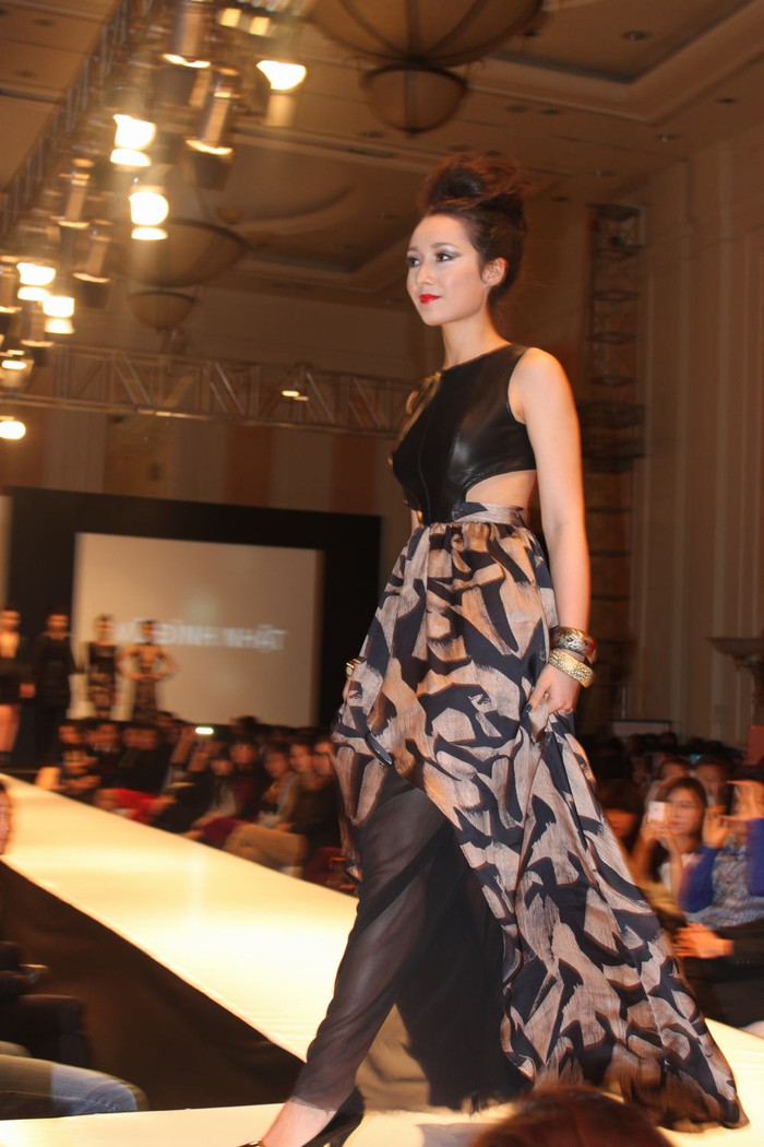 Trong BST của Chương trình Triển lãm và Trình diễn thời trang của Học viện thời trang London năm nay, những người đến dự có cơ hội chiêm ngưỡng nhiều thiết kế đầy tính sáng tạo và mang tính ứng dụng cao.