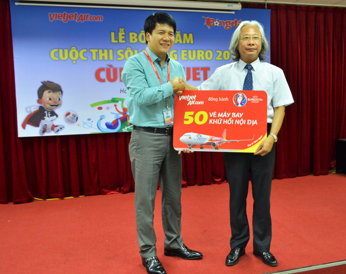 Ông Dương Hoài Nam - Giám đốc Văn phòng khu vực phía Bắc Hãng hàng không Vietjet Air trao bảng tượng trưng 50 vé bay khứ hồi cho Báo Bóng đá Ông Dương Hoài Nam - Giám đốc Văn phòng khu vực phía Bắc Hãng hàng không Vietjet Air trao bảng tượng trưng 50 vé bay khứ hồi cho Báo Bóng đá
