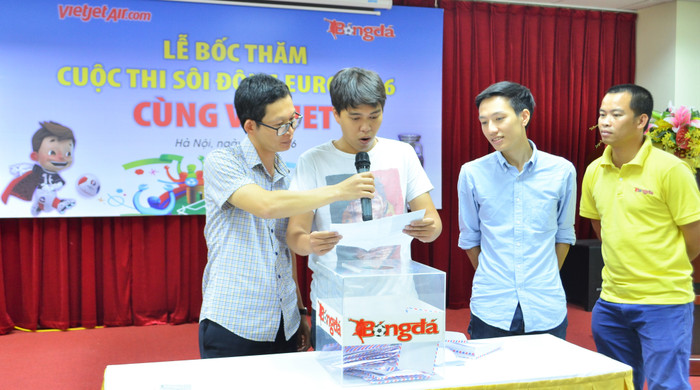 Bốc thăm công khai độc giả may mắn trúng thưởng Bốc thăm công khai độc giả may mắn trúng thưởng