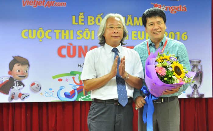 Ông Nguyễn Văn Phú đại diện Báo Bóng đá tặng hoa ông Dương Hoài Nam - Giám đốc Văn phòng khu vực phía Bắc Hãng hàng không Vietjet Air Ông Nguyễn Văn Phú đại diện Báo Bóng đá tặng hoa ông Dương Hoài Nam - Giám đốc Văn phòng khu vực phía Bắc Hãng hàng không Vietjet Air