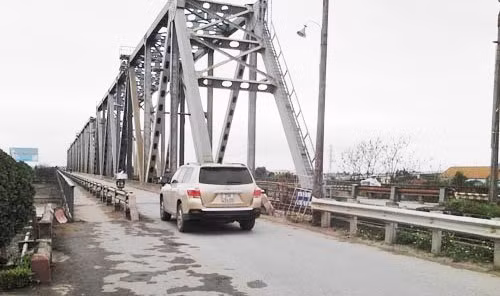 Sau khi bị dư luận phản đối Tổng cục Đường bộ Việt Nam đang tính đến phương án cho phép xe ô tô dưới 7 chỗ được lưu thông qua cầu Việt Trì - ảnh nguồn VOV Giao thông.