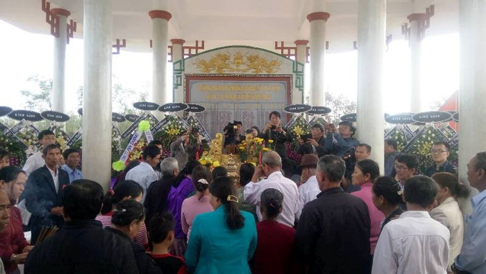 Chiến tranh đã đi qua hơn 43 năm, sự thù hằn cũng biến mất, người làng Hà My sẵn sàng tha thứ cho những tội ác mà người lính Hàn Quốc năm xưa đã gây ra. Chiến tranh đã đi qua hơn 43 năm, sự thù hằn cũng biến mất, người làng Hà My sẵn sàng tha thứ cho những tội ác mà người lính Hàn Quốc năm xưa đã gây ra.