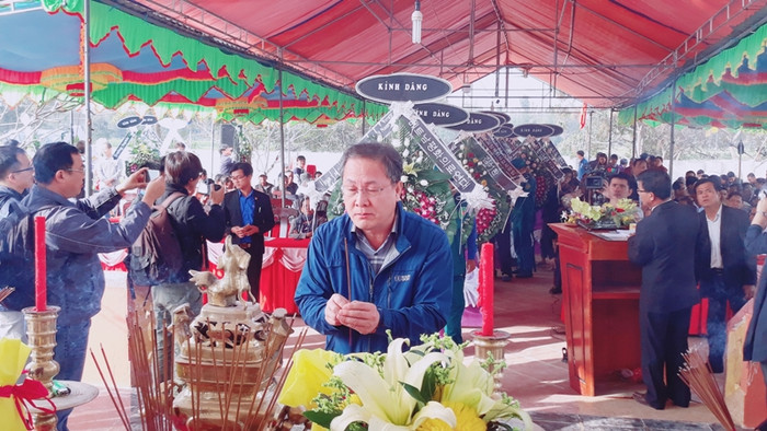 Một người Hàn Quốc thắp hương, cúi đầu tạ tội với những người đã nằm xuống vì họng súng của lính lữ đoàn Rồng Xanh năm xưa. Một người Hàn Quốc thắp hương, cúi đầu tạ tội với những người đã nằm xuống vì họng súng của lính lữ đoàn Rồng Xanh năm xưa.