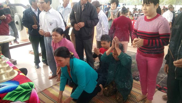 Người làng Hà My vẫn chưa quên ký ức kinh hoàng của ngày 24 tháng Giêng âm lịch năm 1968 khi lính của lữ đoàn Rồng Xanh ập vào làng bắn giết hàng trăm người vô tội. Nhiều gia đình đã bị chúng sát hại hết, không còn ai sống sót. Nỗi đau ấy vẫn dai dẳng đeo bám thân nhân của họ cho đến tận ngày hôm nay. Người làng Hà My vẫn chưa quên ký ức kinh hoàng của ngày 24 tháng Giêng âm lịch năm 1968 khi lính của lữ đoàn Rồng Xanh ập vào làng bắn giết hàng trăm người vô tội. Nhiều gia đình đã bị chúng sát hại hết, không còn ai sống sót. Nỗi đau ấy vẫn dai dẳng đeo bám thân nhân của họ cho đến tận ngày hôm nay.