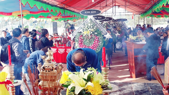 Những người Hàn Quốc đến đây hôm nay là những giáo sư, giảng viên, kỹ sư, nông dân... đã bật khóc trước những mất mát quá lớn của người dân xứ này. Những người Hàn Quốc đến đây hôm nay là những giáo sư, giảng viên, kỹ sư, nông dân... đã bật khóc trước những mất mát quá lớn của người dân xứ này.