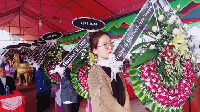 Trong đoàn người đến bia tưởng niệm hôm nay, có những sinh viên Hàn Quốc, là lớp trẻ sinh ra, lớn lên sau cuộc chiến tranh Việt Nam nhưng vẫn thấy xấu hổ vì tội ác mà cha ông họ đã gây ra ở Việt Nam. Họ đến đây hôm nay chỉ với mục đích nhận lỗi và cầu xin sự tha thứ. Trong đoàn người đến bia tưởng niệm hôm nay, có những sinh viên Hàn Quốc, là lớp trẻ sinh ra, lớn lên sau cuộc chiến tranh Việt Nam nhưng vẫn thấy xấu hổ vì tội ác mà cha ông họ đã gây ra ở Việt Nam. Họ đến đây hôm nay chỉ với mục đích nhận lỗi và cầu xin sự tha thứ.