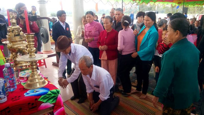 Trong số những người làng Hà My đến dự lễ tưởng niệm hôm nay, có những người là nhân chứng của vụ thảm sát đã chứng kiến những tội ác man rợ của lữ đoàn Rồng Xanh. Trong số những người làng Hà My đến dự lễ tưởng niệm hôm nay, có những người là nhân chứng của vụ thảm sát đã chứng kiến những tội ác man rợ của lữ đoàn Rồng Xanh.