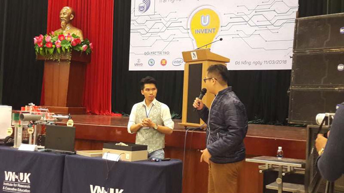 Thành viên đội PCT Inventors giới thiệu về sản phẩm áo My Yo có khả năng làm ấm cơ thể trong thời gian ngắn.