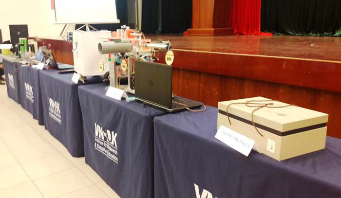 Các sản phẩm sáng chế do học sinh trung học phổ thông trên địa bàn thành phố Đà Nẵng thiết kế, chế tạo trước giờ trình diễn công năng.