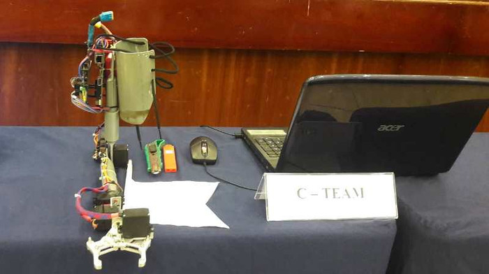 “Robot arm” thiết bị được xem như là một cánh tay tự động giúp người khuyết tật giải quyết những công việc hằng ngày. Ý tưởng được hình thành từ một nhóm có 5 thành viên đến từ 5 trường khác nhau trên địa bàn quận sơn trà Đà Nẵng với mục tiêu là giúp đỡ người tàn tật có cuộc sống thú vị hơn ý nghĩ hơn với cánh tay thứ 3 của họ.