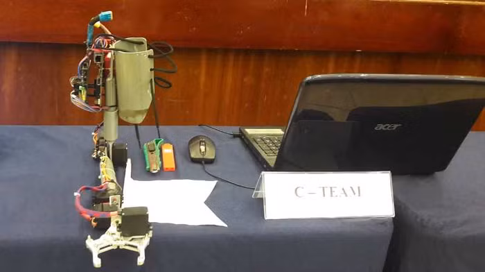 “Robot arm” thiết bị được xem như là một cánh tay tự động giúp người khuyết tật giải quyết những công việc hằng ngày. Ý tưởng được hình thành từ một nhóm có 5 thành viên đến từ 5 trường khác nhau trên địa bàn quận sơn trà Đà Nẵng với mục tiêu là giúp đỡ người tàn tật có cuộc sống thú vị hơn ý nghĩ hơn với cánh tay thứ 3 của họ.