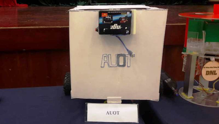 Thùng rác thông minh và mô hình trạm tự động phân phối và báo cáo. Ý tưởng nhằm giảm thiểu các vấn đề về nhân công cũng như lượng chất thải mà xe rác rải ra ngoài môi trường. Thùng rác sẽ sử dụng công nghệ để chiếc thùng tự động di chuyển với lộ trình vạch kẻ sẵn và di chuyển về trạm đúng giờ...