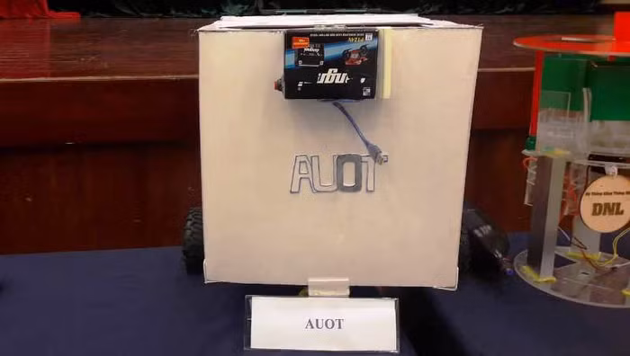 Thùng rác thông minh và mô hình trạm tự động phân phối và báo cáo. Ý tưởng nhằm giảm thiểu các vấn đề về nhân công cũng như lượng chất thải mà xe rác rải ra ngoài môi trường. Thùng rác sẽ sử dụng công nghệ để chiếc thùng tự động di chuyển với lộ trình vạch kẻ sẵn và di chuyển về trạm đúng giờ...