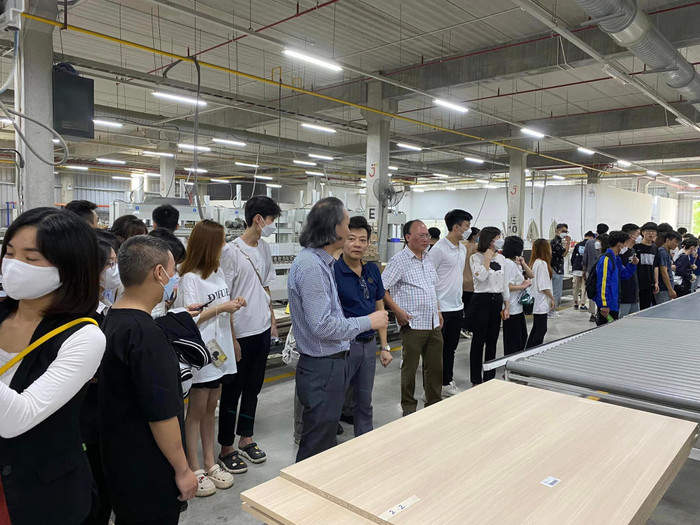 Sinh viên học ngành Công nghệ chế biến lâm sản được tham quan và giới thiệu thực tế ngành nghề tại một doanh nghiệp chế biến gỗ. Ảnh: Viện Công nghiệp gỗ và nội thất cung cấp GDVN_anh mh (2).jpg