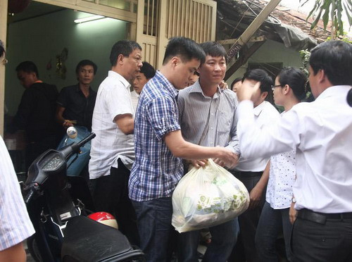 Chiều 2-1, Công an TP.HCM đã tống đạt quyết định khởi tố bị can và bắt tạm giam ông Nguyễn Văn Khương (bút danh Hoàng Khương, PV Báo Tuổi Trẻ) để điều tra, làm rõ hành vi “đưa hối lộ”. Ảnh: Nguyên PV Hoàng Khương (người cầm túi quần áo) chuẩn bị về cơ quan điều tra vào trưa 2-1 (Ảnh: Phạm Dũng/Nld.com.vn) Chiều 2-1, Công an TP.HCM đã tống đạt quyết định khởi tố bị can và bắt tạm giam ông Nguyễn Văn Khương (bút danh Hoàng Khương, PV Báo Tuổi Trẻ) để điều tra, làm rõ hành vi “đưa hối lộ”. Ảnh: Nguyên PV Hoàng Khương (người cầm túi quần áo) chuẩn bị về cơ quan điều tra vào trưa 2-1 (Ảnh: Phạm Dũng/Nld.com.vn)