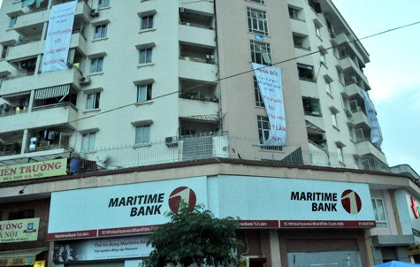 Các băng rôn của người dân ở cụm dân cư