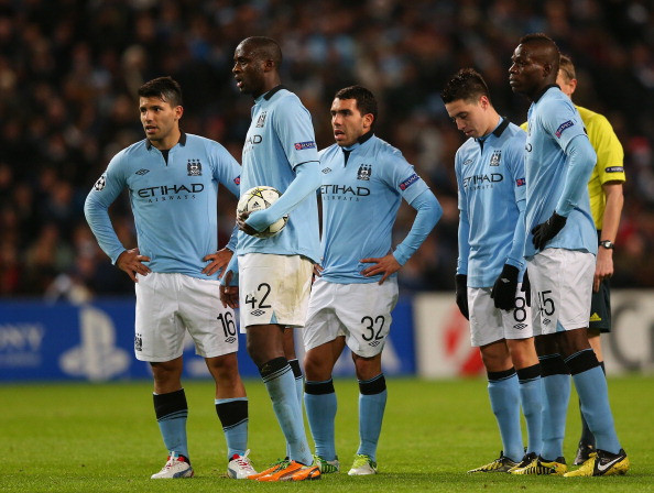 Mùa thứ 2 liên tiếp, Man City rơi vào bảng ‘tử thần’ ở Champions League, sau trận hòa 2-2 trước Ajax vừa qua, đương kim vô địch ngoại hạng Anh đang phải đối mặt với nguy cơ thêm một lần nữa bị loại ngay ở vòng bảng. Trên lý thuyết, thầy trò Mancini vẫn còn cơ hội đi tiếp, nhưng mong manh lắm. Bởi với chỉ 2 điểm có được sau 4 vòng đấu, Man City đã bị hai đội dẫn đầu là Dortmund và Real bỏ xa lần lượt 6 và 5 điểm. Hai vòng cuối, Man Xanh còn đụng phải đối thủ không hề dễ chơi là Real và Dortmund nên cửa đi tiếp của họ là cực nhỏ. Mùa thứ 2 liên tiếp, Man City rơi vào bảng ‘tử thần’ ở Champions League, sau trận hòa 2-2 trước Ajax vừa qua, đương kim vô địch ngoại hạng Anh đang phải đối mặt với nguy cơ thêm một lần nữa bị loại ngay ở vòng bảng. Trên lý thuyết, thầy trò Mancini vẫn còn cơ hội đi tiếp, nhưng mong manh lắm. Bởi với chỉ 2 điểm có được sau 4 vòng đấu, Man City đã bị hai đội dẫn đầu là Dortmund và Real bỏ xa lần lượt 6 và 5 điểm. Hai vòng cuối, Man Xanh còn đụng phải đối thủ không hề dễ chơi là Real và Dortmund nên cửa đi tiếp của họ là cực nhỏ.