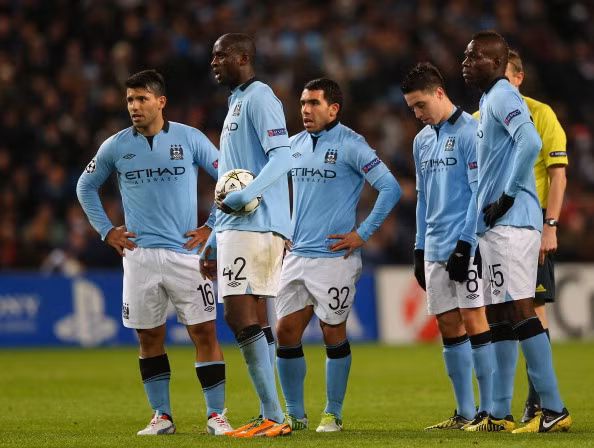 Mùa thứ 2 liên tiếp, Man City rơi vào bảng ‘tử thần’ ở Champions League, sau trận hòa 2-2 trước Ajax vừa qua, đương kim vô địch ngoại hạng Anh đang phải đối mặt với nguy cơ thêm một lần nữa bị loại ngay ở vòng bảng. Trên lý thuyết, thầy trò Mancini vẫn còn cơ hội đi tiếp, nhưng mong manh lắm. Bởi với chỉ 2 điểm có được sau 4 vòng đấu, Man City đã bị hai đội dẫn đầu là Dortmund và Real bỏ xa lần lượt 6 và 5 điểm. Hai vòng cuối, Man Xanh còn đụng phải đối thủ không hề dễ chơi là Real và Dortmund nên cửa đi tiếp của họ là cực nhỏ. Mùa thứ 2 liên tiếp, Man City rơi vào bảng ‘tử thần’ ở Champions League, sau trận hòa 2-2 trước Ajax vừa qua, đương kim vô địch ngoại hạng Anh đang phải đối mặt với nguy cơ thêm một lần nữa bị loại ngay ở vòng bảng. Trên lý thuyết, thầy trò Mancini vẫn còn cơ hội đi tiếp, nhưng mong manh lắm. Bởi với chỉ 2 điểm có được sau 4 vòng đấu, Man City đã bị hai đội dẫn đầu là Dortmund và Real bỏ xa lần lượt 6 và 5 điểm. Hai vòng cuối, Man Xanh còn đụng phải đối thủ không hề dễ chơi là Real và Dortmund nên cửa đi tiếp của họ là cực nhỏ.