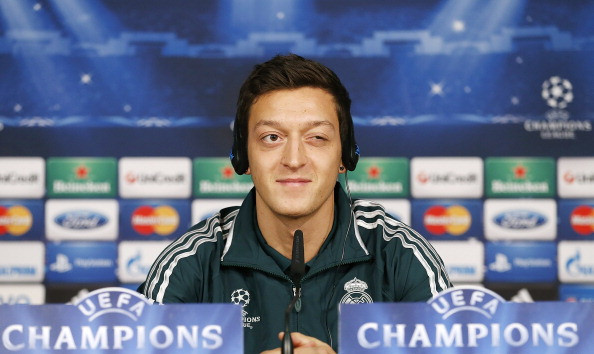 Tiền vệ Mesut Oezil của Real cho biết sẽ ủng hộ cả Ronaldo và Casillas giành danh hiệu Quả bóng vàng FIFA 2012. Tiền vệ Mesut Oezil của Real cho biết sẽ ủng hộ cả Ronaldo và Casillas giành danh hiệu Quả bóng vàng FIFA 2012.