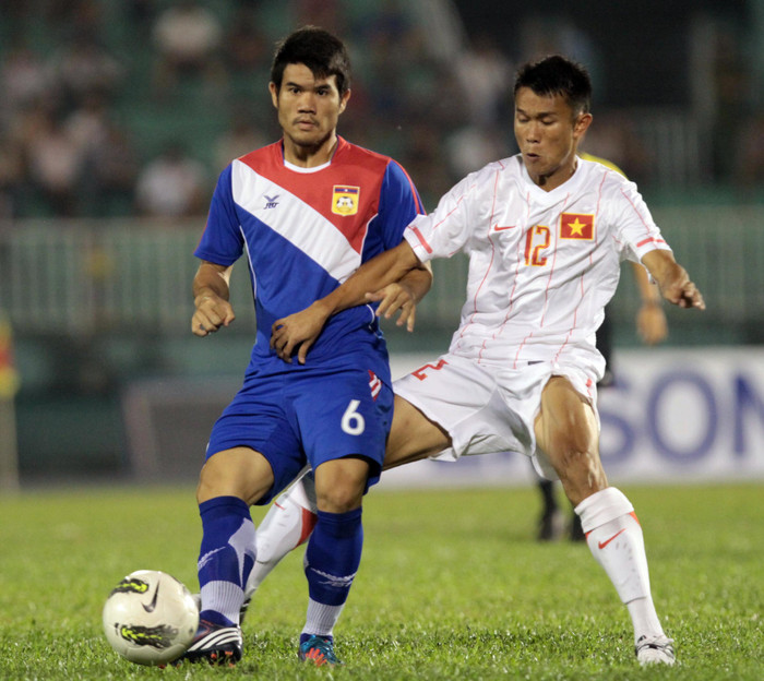 Trận đấu với đội bóng Brazil, Gremio, bị hoãn vào phút cuối đẩy tuyển Việt Nam vào thể khó khăn trong việc xếp lịch thi đấu giao hữu. Cuối cùng, huấn luyện viên Phan Thanh Hùng đã mời đội bóng K.Khánh Hòa đá tập trận cuối cùng trước khi sang Thái Lan dự vòng bảng AFF Cup 2012.