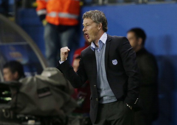 Từ bỏ đội bóng yêu quý để trở về quê nhà theo đuổi sự nghiệp huấn luyện nhưng chưa lúc nào, Ole Gunnar Solskjaer nguôi ngoai nỗi nhớ Manchester United. Cựu danh thủ 39 tuổi này vẫn hy vọng sẽ có ngày quay về "chốn xưa" trên một cương vị mới: HLV trưởng đội bóng, vị trí vẫn chưa rõ sẽ được giao cho ai sau khi Sir Alex Ferguson giải nghệ. Từ bỏ đội bóng yêu quý để trở về quê nhà theo đuổi sự nghiệp huấn luyện nhưng chưa lúc nào, Ole Gunnar Solskjaer nguôi ngoai nỗi nhớ Manchester United. Cựu danh thủ 39 tuổi này vẫn hy vọng sẽ có ngày quay về "chốn xưa" trên một cương vị mới: HLV trưởng đội bóng, vị trí vẫn chưa rõ sẽ được giao cho ai sau khi Sir Alex Ferguson giải nghệ.