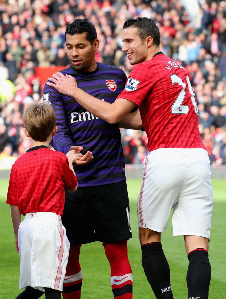 Hậu vệ người Brazil Andre Santos đã chính thức lên tiếng xin lỗi người hâm mộ Pháo thủ về hành động đáng xấu hổ của mình khi xin áo của Van Persie ngay khi hiệp một trận đấu giữa MU và Arsenal kết thúc. Hậu vệ người Brazil Andre Santos đã chính thức lên tiếng xin lỗi người hâm mộ Pháo thủ về hành động đáng xấu hổ của mình khi xin áo của Van Persie ngay khi hiệp một trận đấu giữa MU và Arsenal kết thúc.