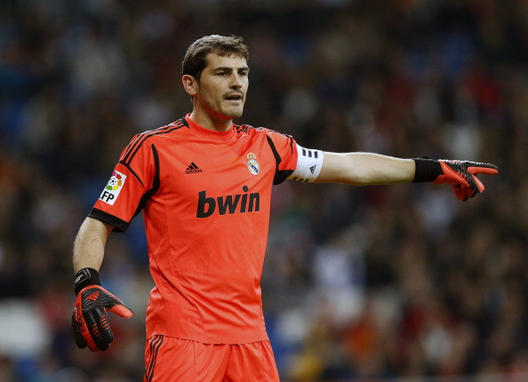 Sau khi CR7 lên tiếng “đánh bóng” bản thân rằng: anh muốn tự bỏ phiếu cho chính mình vì anh hoàn toàn xứng đáng với điều đó… Ngay lập tức, Thánh Iker đã 'đá xoáy': “Thành thật mà nói, tôi không thể bỏ phiếu cho chính bản thân mình. Tôi thích được mọi người công nhận tài năng của mình chứ không phải tự mình tâng bốc lên” Sau khi CR7 lên tiếng “đánh bóng” bản thân rằng: anh muốn tự bỏ phiếu cho chính mình vì anh hoàn toàn xứng đáng với điều đó… Ngay lập tức, Thánh Iker đã 'đá xoáy': “Thành thật mà nói, tôi không thể bỏ phiếu cho chính bản thân mình. Tôi thích được mọi người công nhận tài năng của mình chứ không phải tự mình tâng bốc lên”