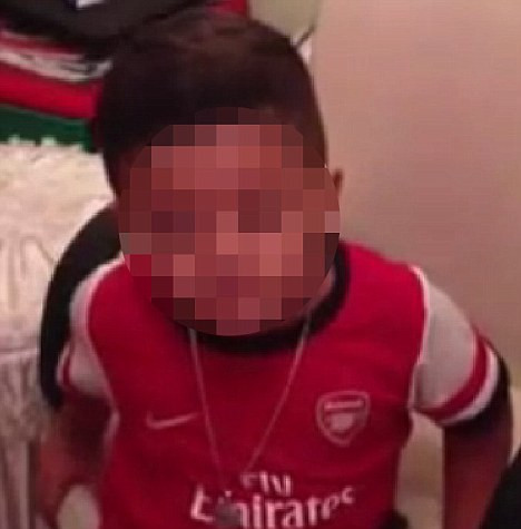 Cậu bé Kye, mới 3 tuổi đã hát chửi Van Persie té tát.