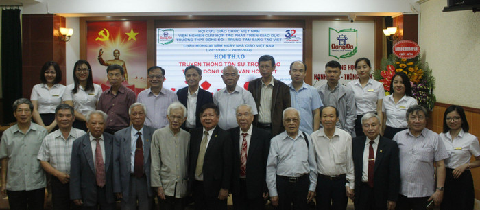 Các nhà khoa học, nhà giáo cùng lãnh đạo và giáo viên Trường Trung học phổ thông Đông Đô chụp ảnh cuối hội thảo. Nguồn: Trường Trung học phổ thông Đông Đô