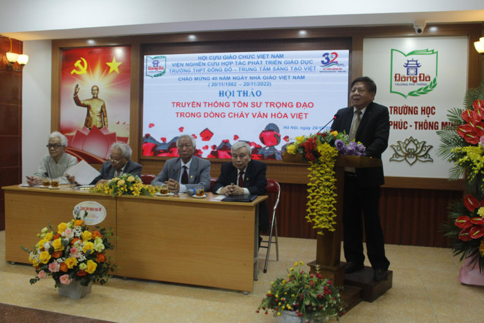 Phó Giáo sư Trần Xuân Nhĩ chia sẻ tham luận tại Hội thảo. Nguồn: Trường Trung học phổ thông Đông Đô