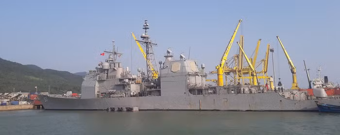 Nhóm tác chiến tàu sân bay của Hạm đội 7 (Hoa Kỳ) cập cảng Tiên Sa (trong ảnh: tàu tuần dương USS Lake Champlain). Ảnh: TT