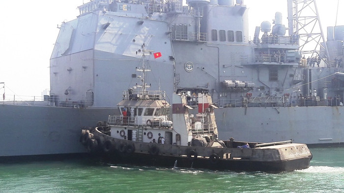 Để lai dắt một tàu hộ tống cỡ lớn, lực lượng chức năng phải huy động nhiều tàu kéo có công suất lớn.