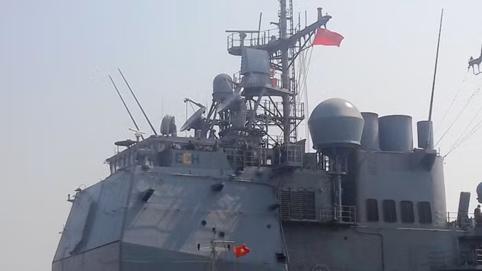 Phần thượng tầng của con tàu được trang bị nhiều loại ra đa điều khiển hiện đại, tinh vi. Phần thượng tầng của con tàu được trang bị nhiều loại ra đa điều khiển hiện đại, tinh vi.