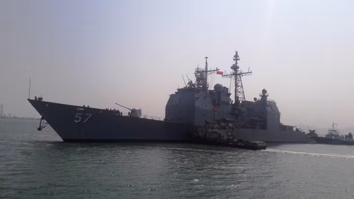 Lai dắt tàu tuần dương hạm USS Lake Champlain (CG57) từ phao số 0 vào cập cảng Tiên Sa (Đà Nẵng). Lai dắt tàu tuần dương hạm USS Lake Champlain (CG57) từ phao số 0 vào cập cảng Tiên Sa (Đà Nẵng).