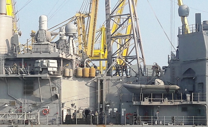 Các tàu cứu hộ, xuồng chuyên dụng được lắp đặt một bên tàu tuần dương CG57