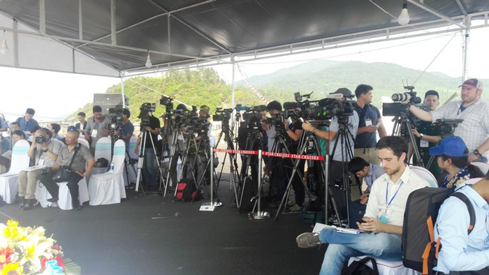 Một buổi họp báo với sự tham gia của nhiều phóng viên trong và ngoài nước.