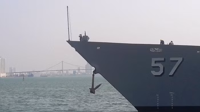 Tuần dương hạm USS Lake Champlain mang số hiệu CG57 dần tiến vào cảng sau hơn 2 giờ lai dắt. Tuần dương hạm USS Lake Champlain mang số hiệu CG57 dần tiến vào cảng sau hơn 2 giờ lai dắt.