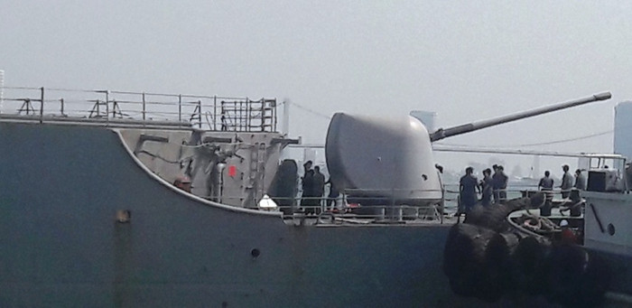 Cận cảnh pháo hạm cỡ lớn được bố trí ngay phía dưới sàn đỗ trực thăng.