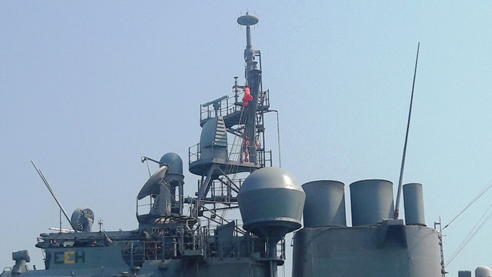 Ngoài ra đa dẫn bắn cho pháo hạm, tàu còn được trang bị ra đa dẫn đường tên lửa chống hạm, phòng không các loại