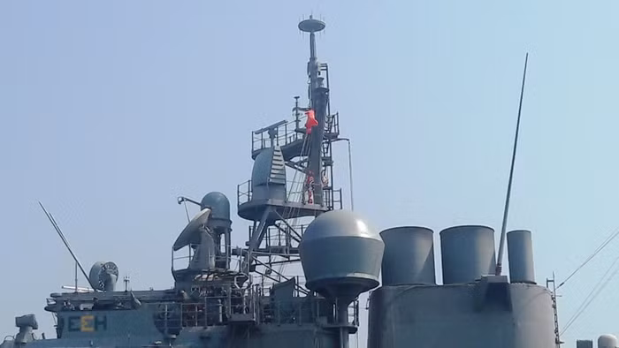 Ngoài ra đa dẫn bắn cho pháo hạm, tàu còn được trang bị ra đa dẫn đường tên lửa chống hạm, phòng không các loại Ngoài ra đa dẫn bắn cho pháo hạm, tàu còn được trang bị ra đa dẫn đường tên lửa chống hạm, phòng không các loại