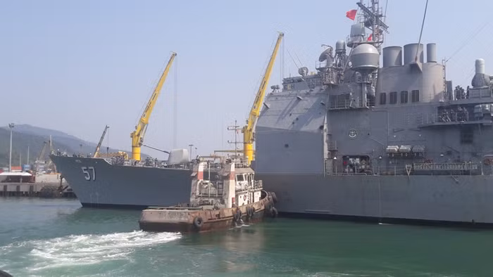 Phía mũi tàu và đuôi tàu đều được trang bị pháo hạm. Phía mũi tàu và đuôi tàu đều được trang bị pháo hạm.