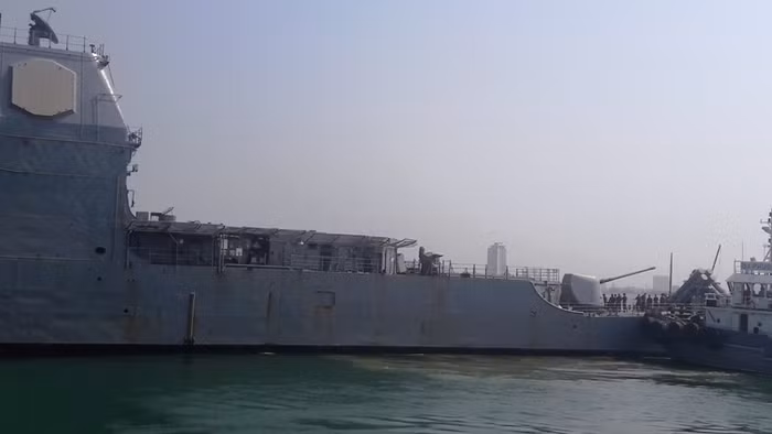 Tuần dương hạm này có thể mang theo 2 trực thăng Sikorsky SH-60B hoặc MH-60R Seahawk LAMPS III. Tuần dương hạm này có thể mang theo 2 trực thăng Sikorsky SH-60B hoặc MH-60R Seahawk LAMPS III.