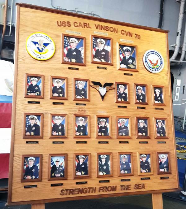 Danh sách các chỉ huy trên tàu USS Carl Vinson. Cụm từ &quot;Strength From The Sea&quot; được tạm dịch là sức mạnh từ biển cả.