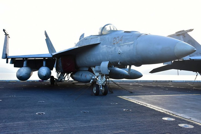 Một phi cơ trong trạng thái sẵn sàng chiến đấu của tàu sân bay CVN 70.