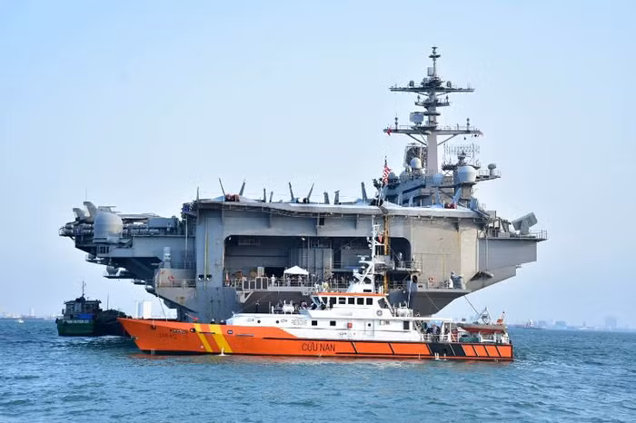 Tàu sân bay USS Carl Vinson được khởi công đóng vào tháng 10/1975 và hạ thủy vào tháng 3/1980 với tổng chi phí 3,8 tỷ đô la. Đây là tàu sân bay lớp Nimitz thứ ba của Hoa Kỳ.