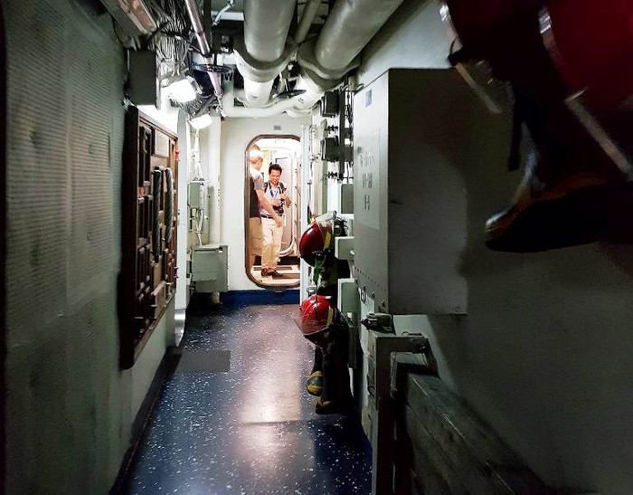 Bên trong tàu sân bay là dãy hành lang xa tít tắp, nếu không cẩn thận sẽ rất dễ bị lạc.